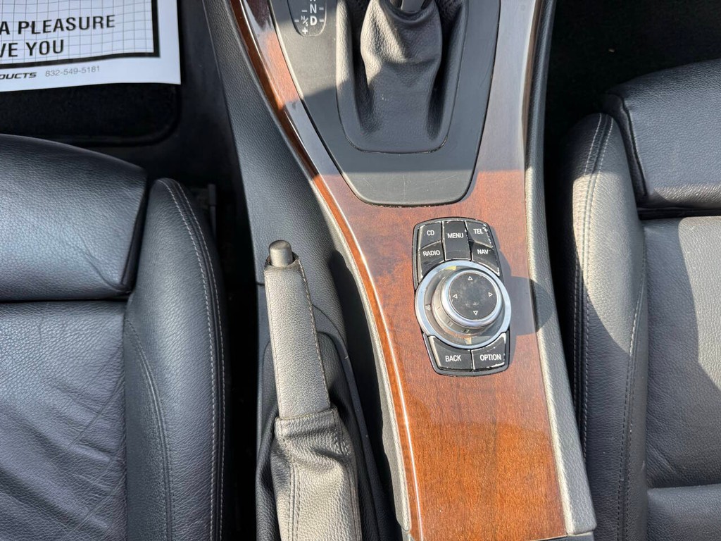 BMW 3 Series Vehicle Full-screen Gallery Image 31