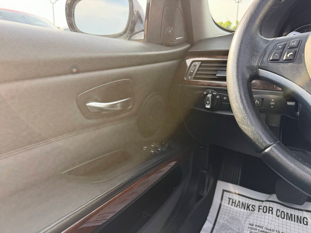 BMW 3 Series Vehicle Full-screen Gallery Image 32