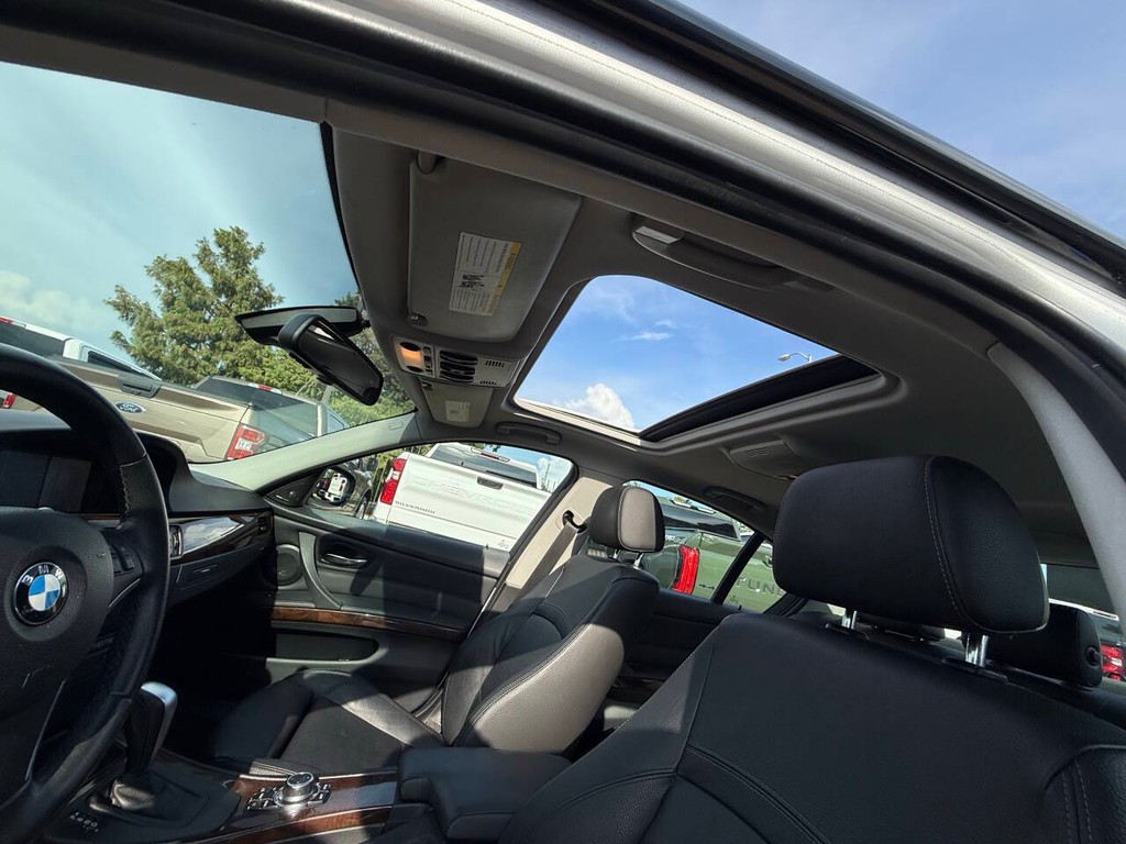 BMW 3 Series Vehicle Full-screen Gallery Image 33