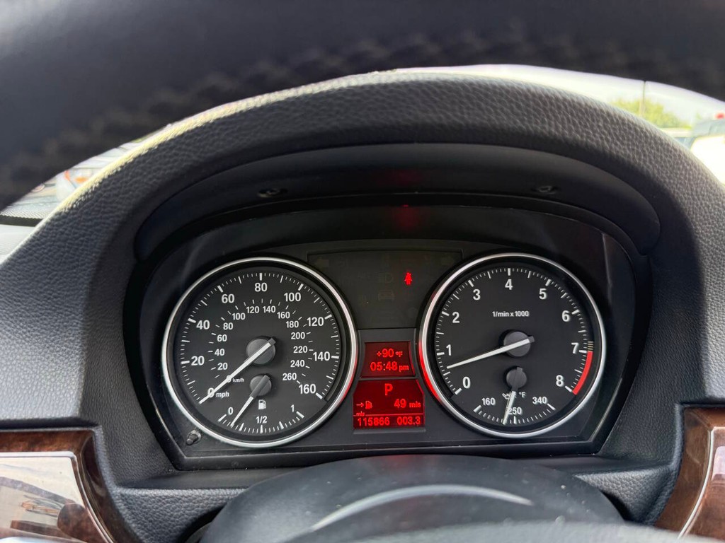 BMW 3 Series Vehicle Full-screen Gallery Image 34