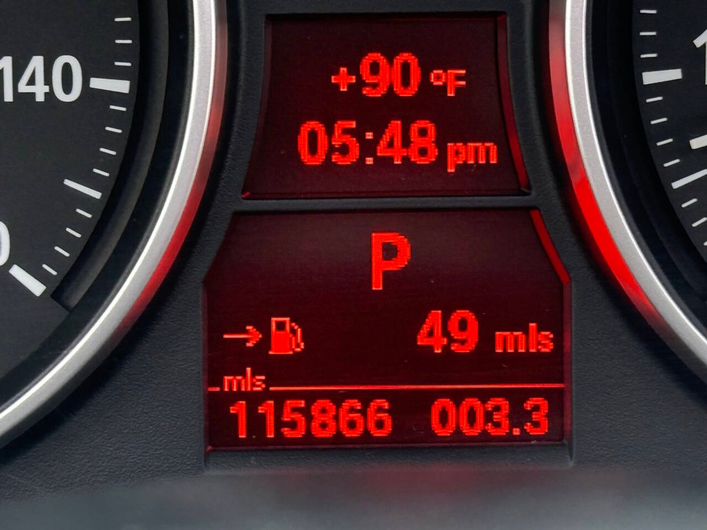 BMW 3 Series Vehicle Full-screen Gallery Image 35