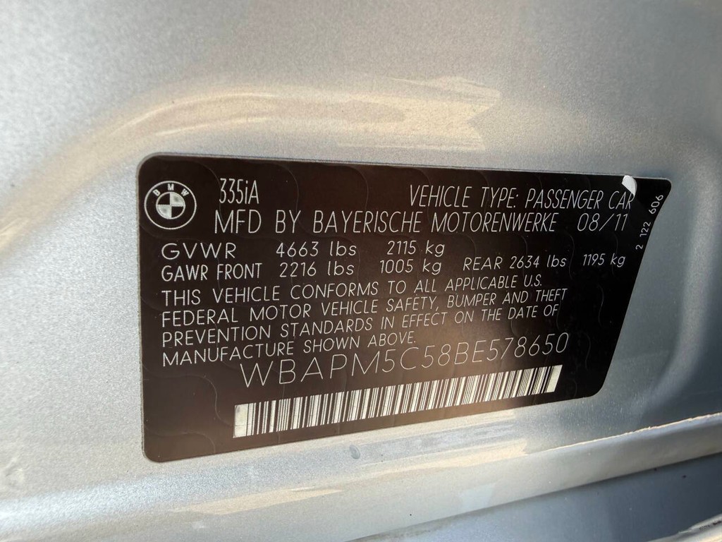 BMW 3 Series Vehicle Full-screen Gallery Image 36