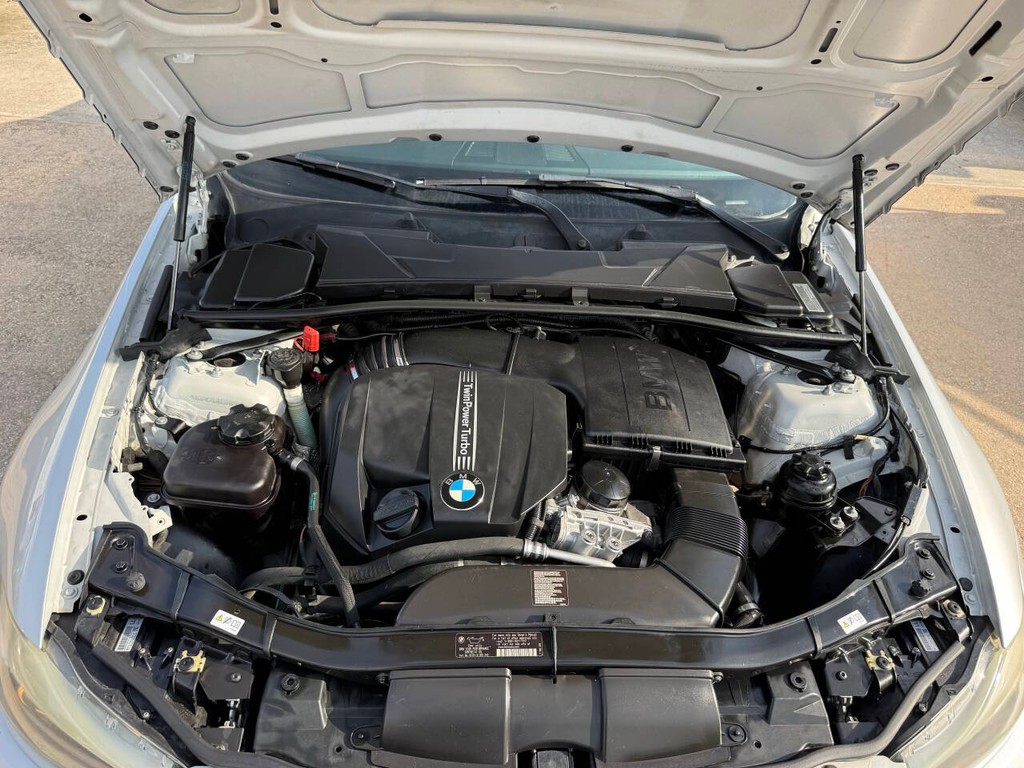 BMW 3 Series Vehicle Full-screen Gallery Image 37