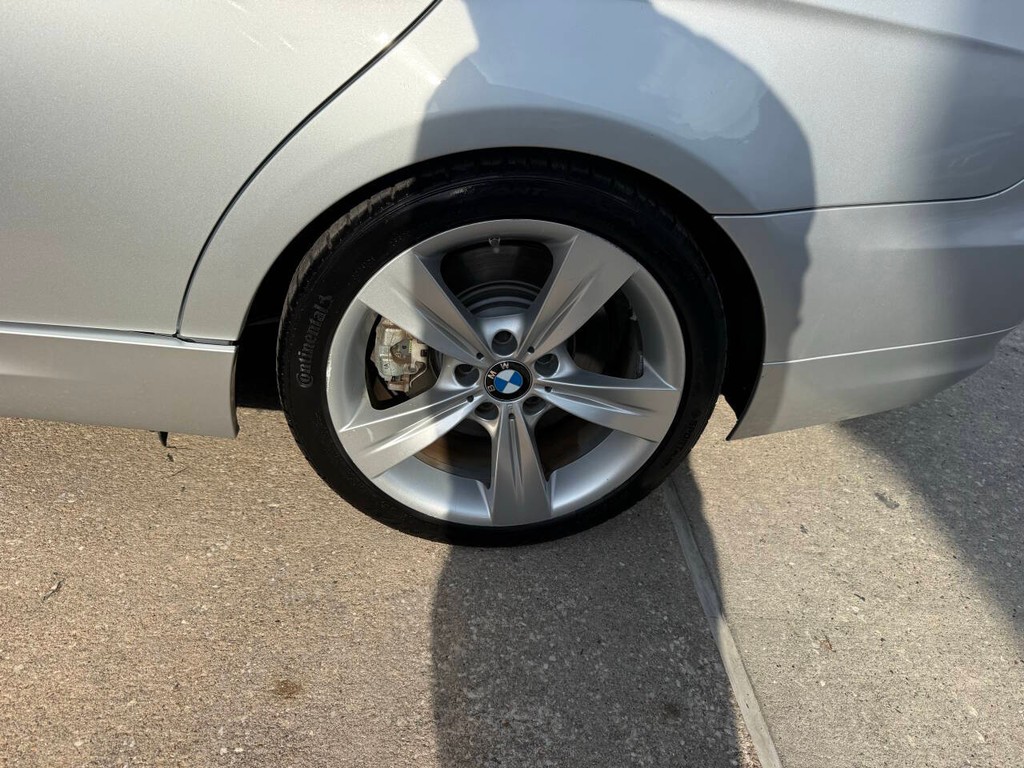 BMW 3 Series Vehicle Full-screen Gallery Image 38