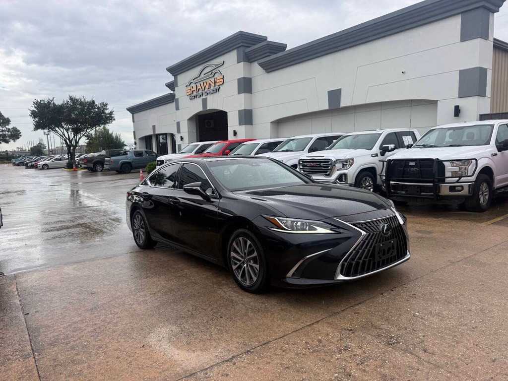 Lexus ES Vehicle Full-screen Gallery Image 02