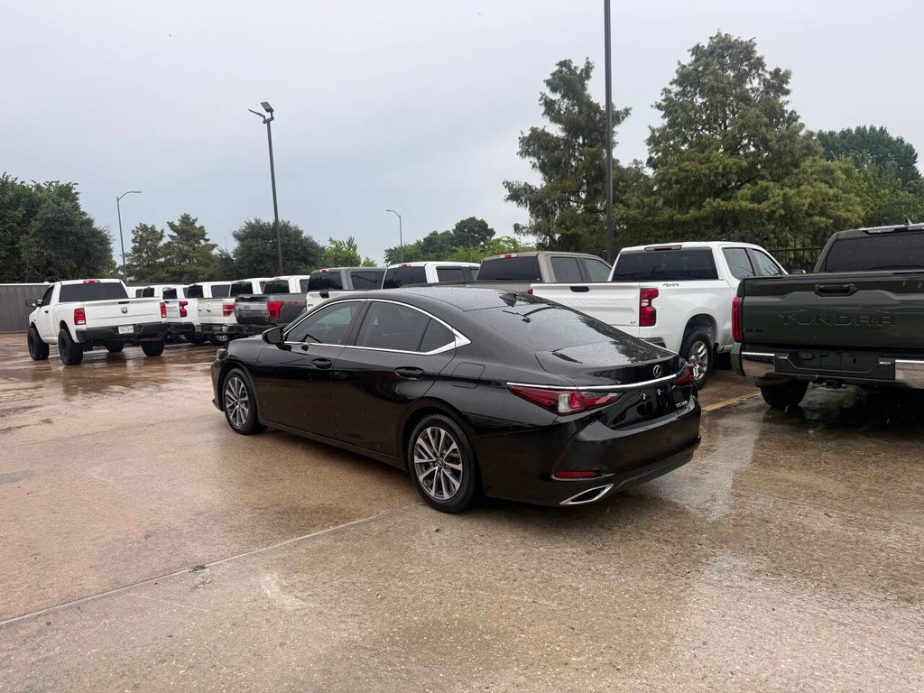 Lexus ES Vehicle Full-screen Gallery Image 04