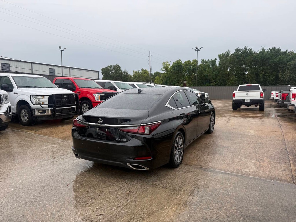 Lexus ES Vehicle Full-screen Gallery Image 05