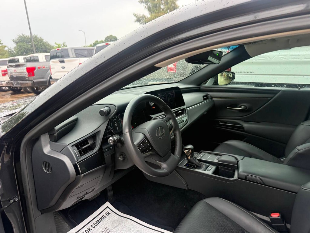 Lexus ES Vehicle Full-screen Gallery Image 06