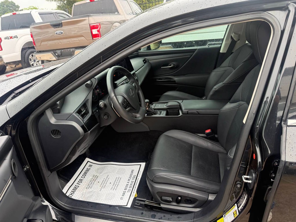Lexus ES Vehicle Full-screen Gallery Image 07