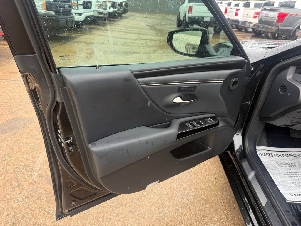 Lexus ES Vehicle Full-screen Gallery Image 08