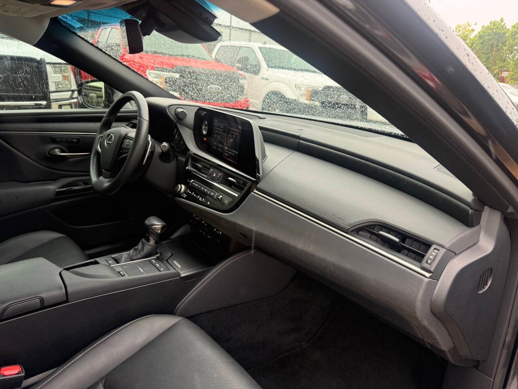 Lexus ES Vehicle Full-screen Gallery Image 09