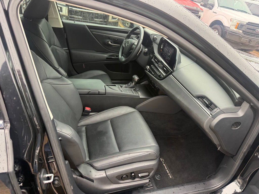 Lexus ES Vehicle Full-screen Gallery Image 10