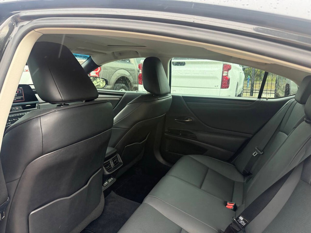 Lexus ES Vehicle Full-screen Gallery Image 12