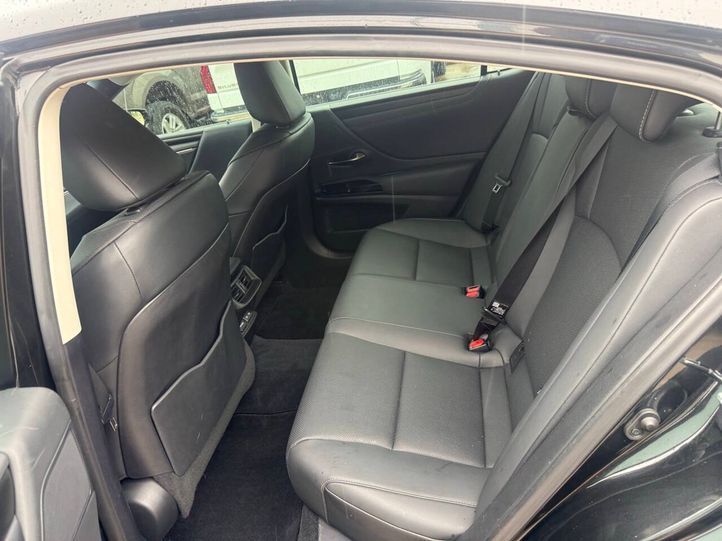 Lexus ES Vehicle Full-screen Gallery Image 13