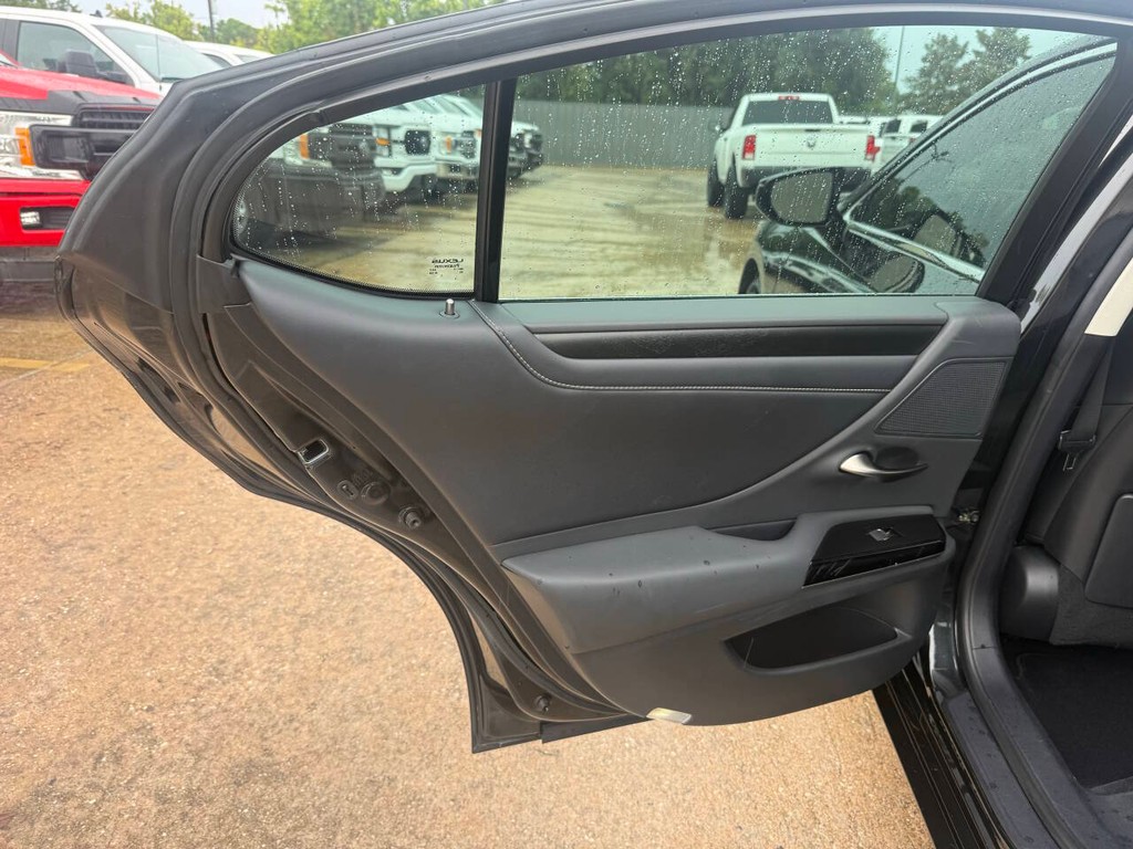 Lexus ES Vehicle Full-screen Gallery Image 14