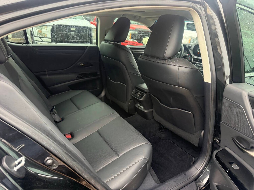 Lexus ES Vehicle Full-screen Gallery Image 15