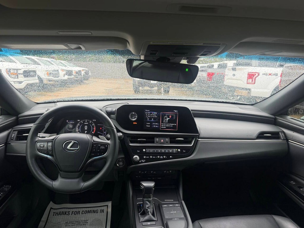 Lexus ES Vehicle Full-screen Gallery Image 17