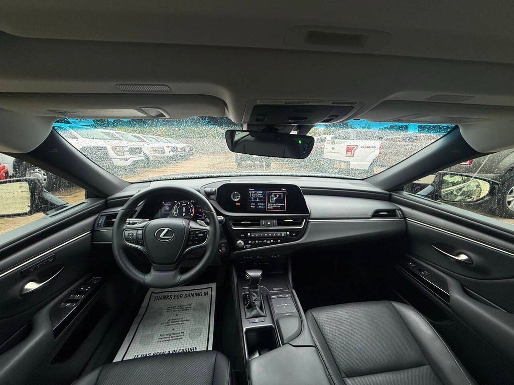 Lexus ES Vehicle Full-screen Gallery Image 18