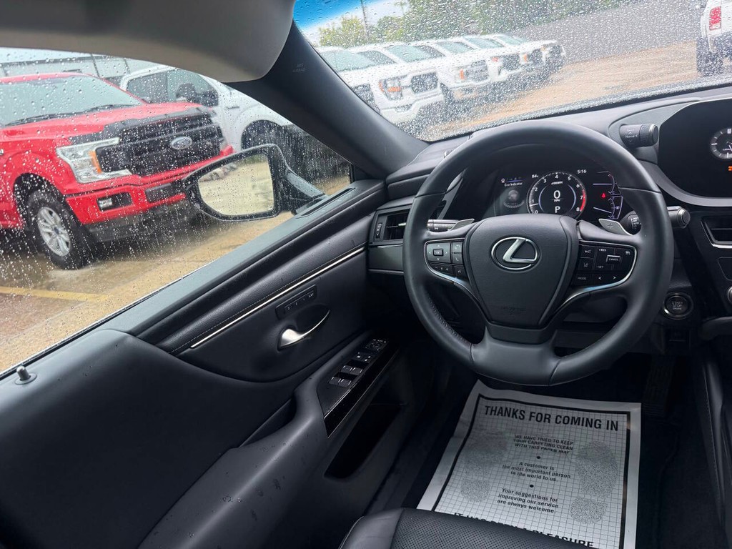 Lexus ES Vehicle Full-screen Gallery Image 19