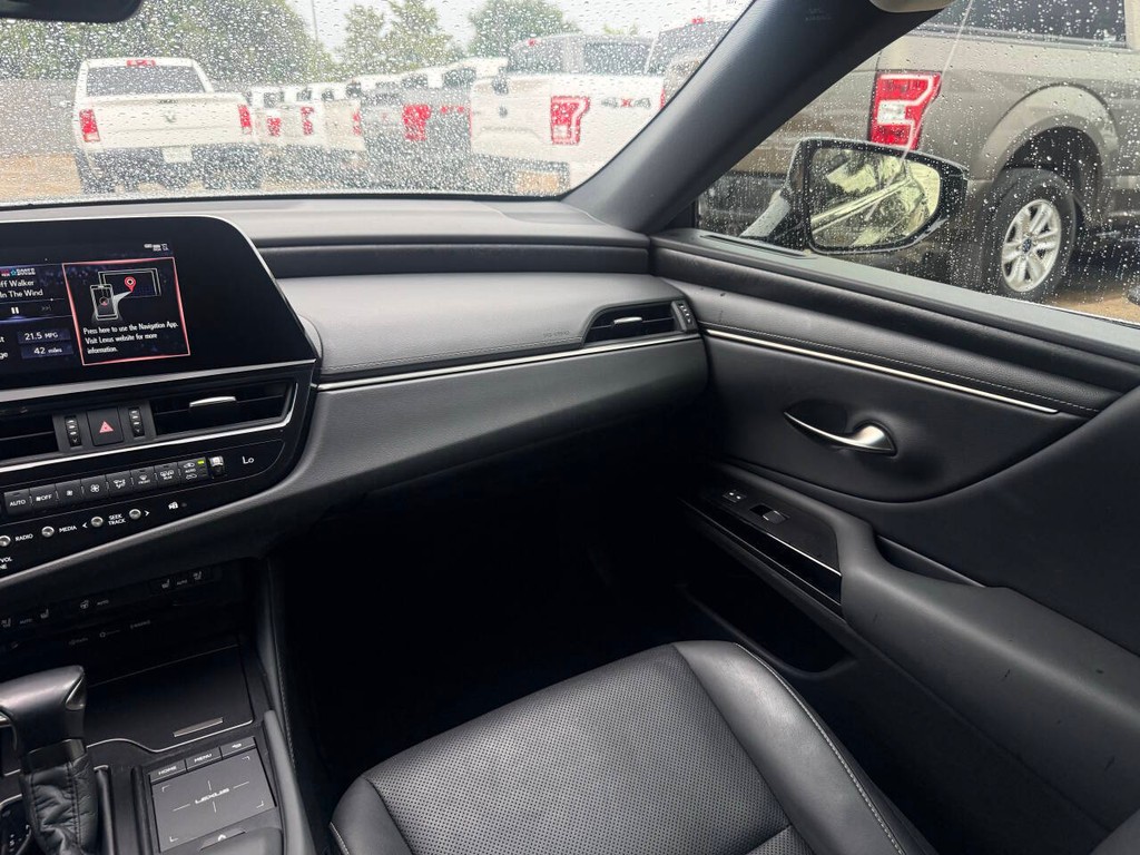 Lexus ES Vehicle Full-screen Gallery Image 20