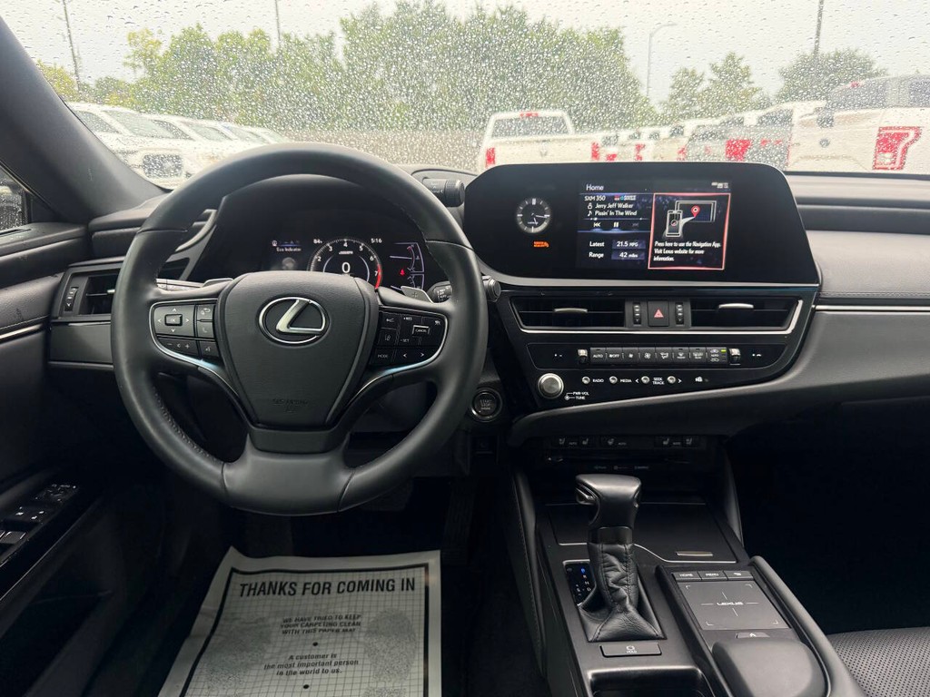 Lexus ES Vehicle Full-screen Gallery Image 21