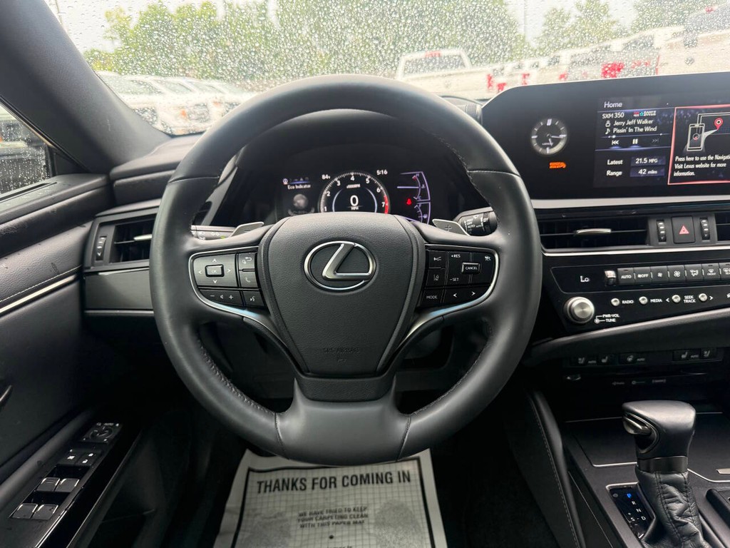 Lexus ES Vehicle Full-screen Gallery Image 22
