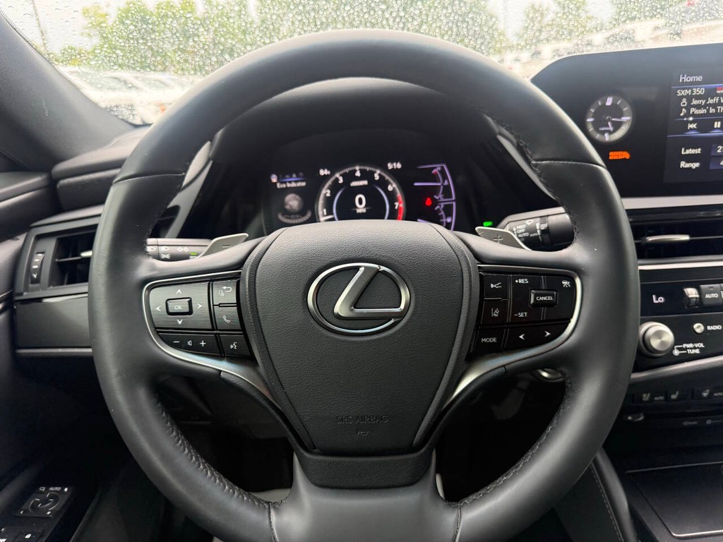 Lexus ES Vehicle Full-screen Gallery Image 23