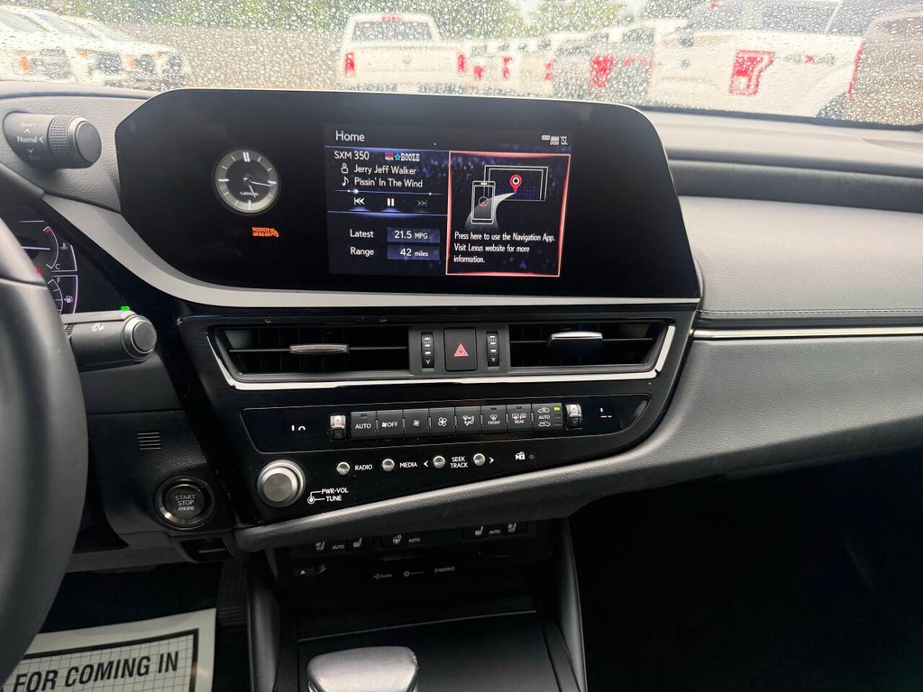 Lexus ES Vehicle Full-screen Gallery Image 24