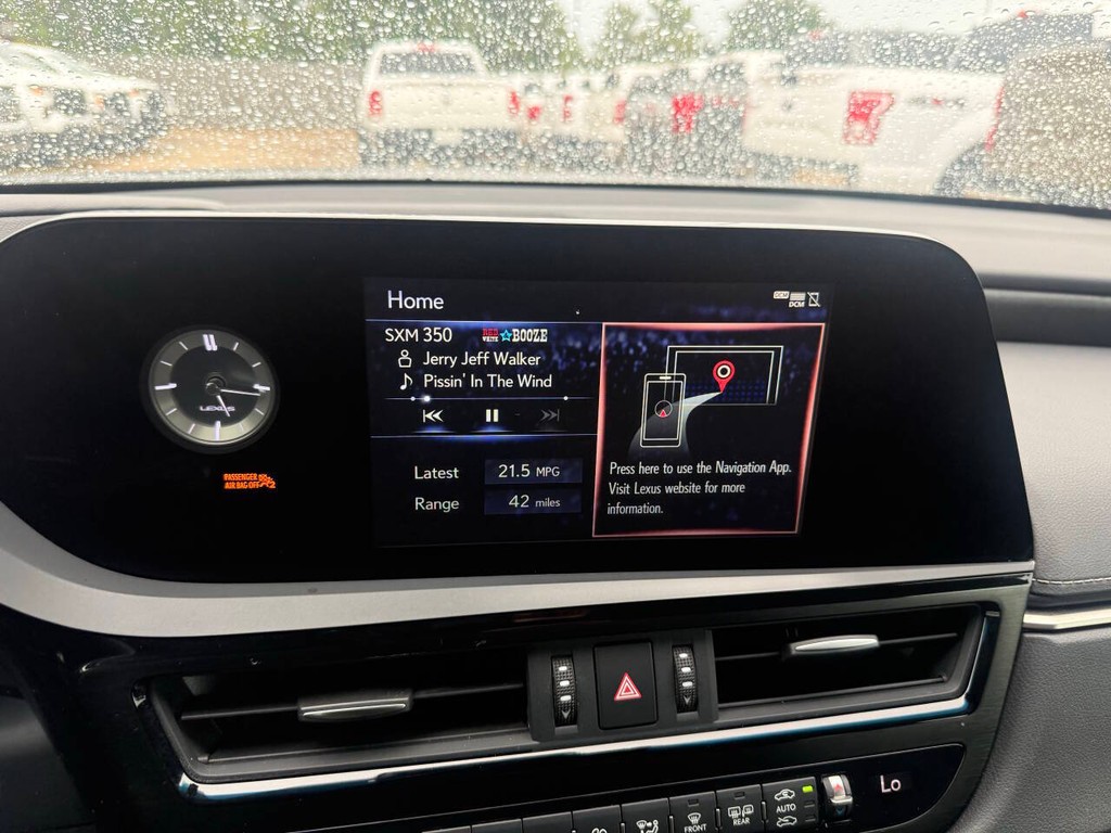 Lexus ES Vehicle Full-screen Gallery Image 25