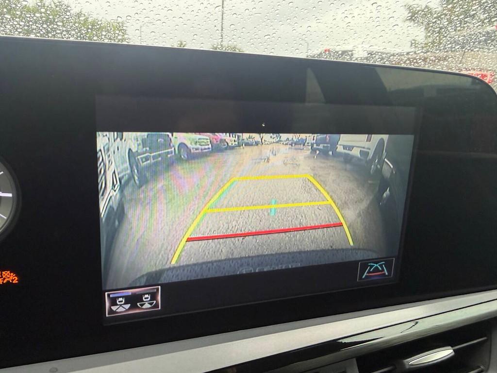 Lexus ES Vehicle Full-screen Gallery Image 26