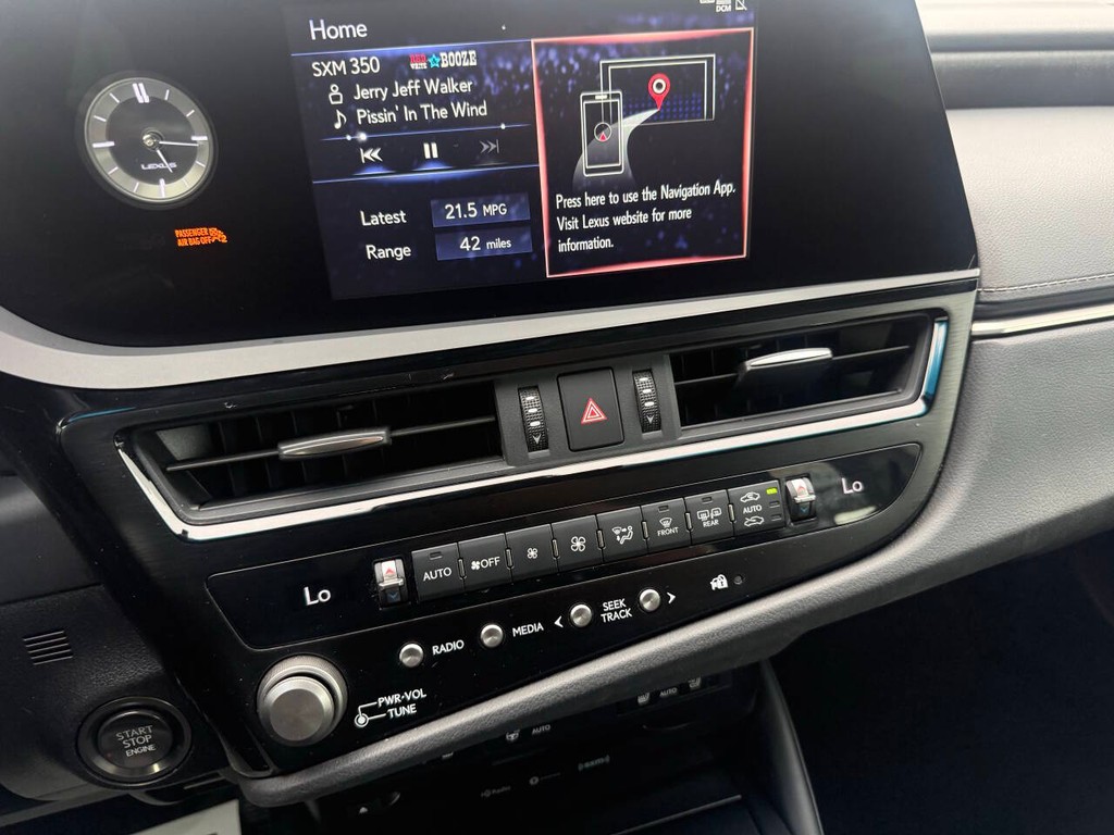 Lexus ES Vehicle Full-screen Gallery Image 27