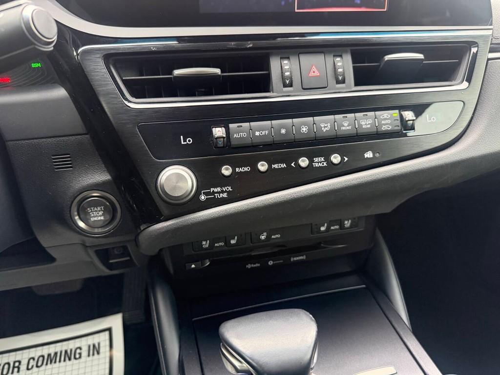 Lexus ES Vehicle Full-screen Gallery Image 28