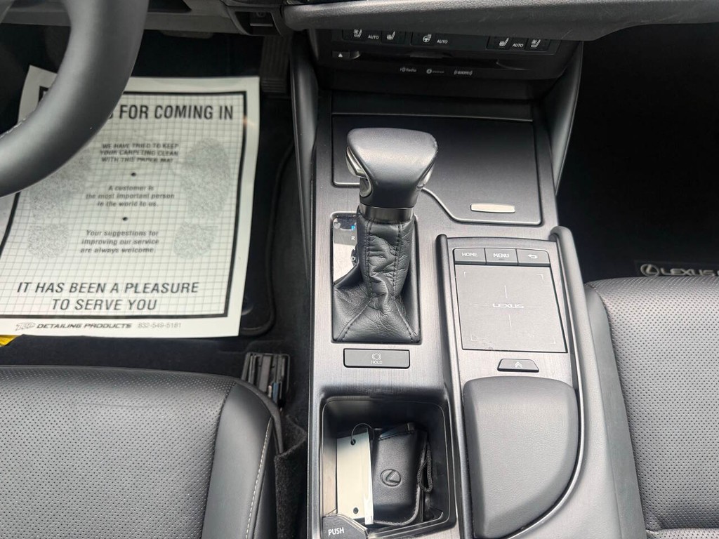 Lexus ES Vehicle Full-screen Gallery Image 29