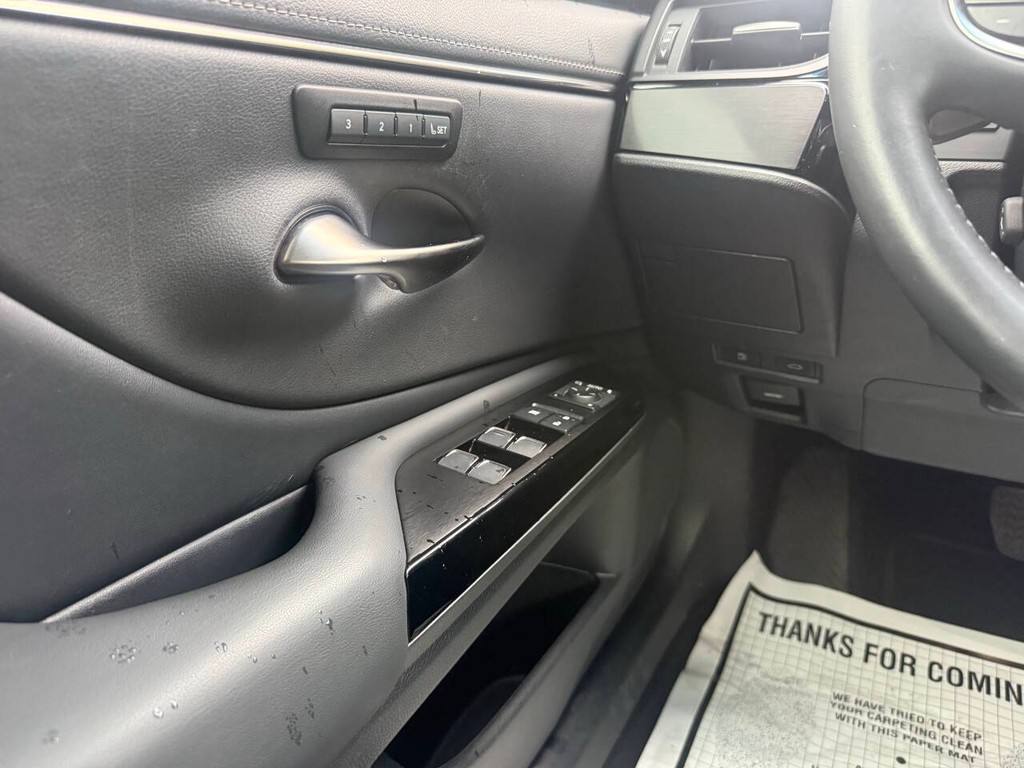 Lexus ES Vehicle Full-screen Gallery Image 30