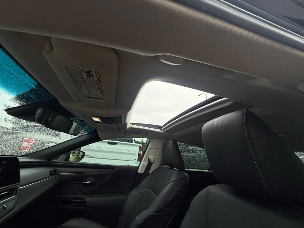 Lexus ES Vehicle Full-screen Gallery Image 31