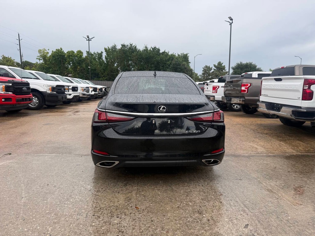 Lexus ES Vehicle Full-screen Gallery Image 38