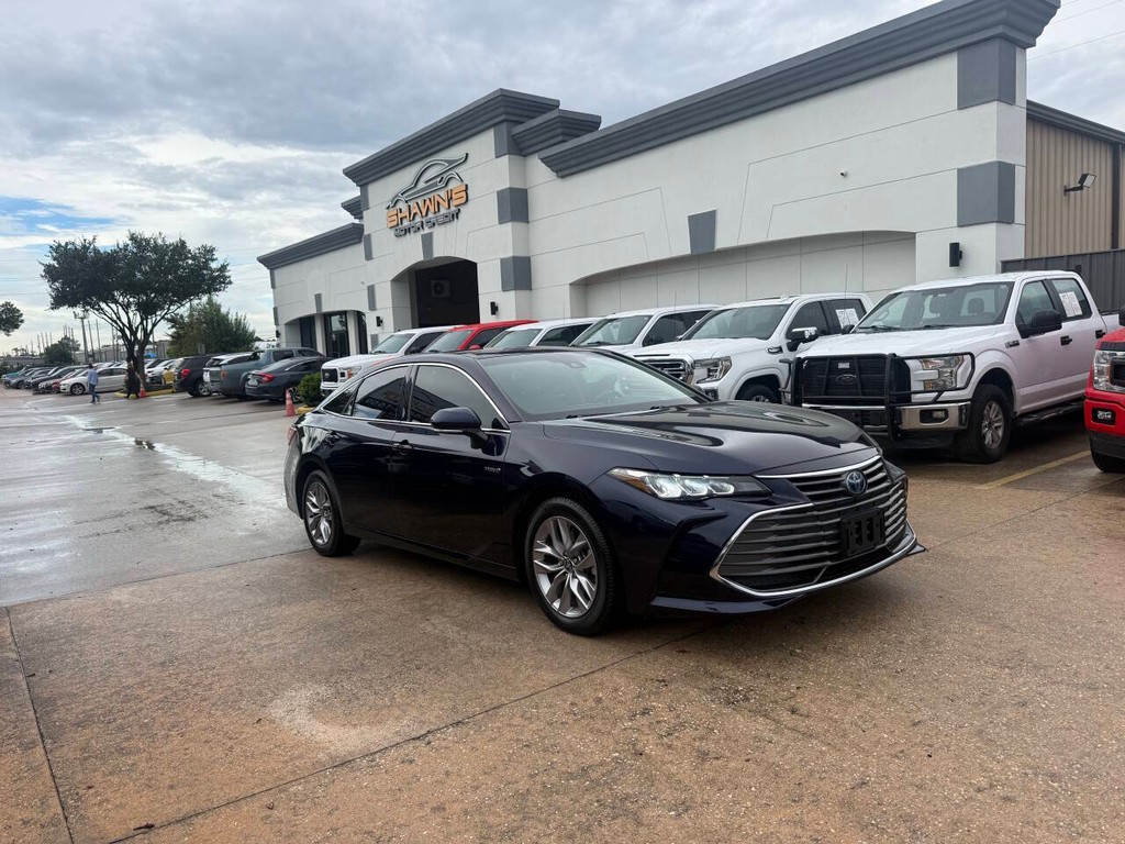Toyota Avalon Hybrid Vehicle Full-screen Gallery Image 02