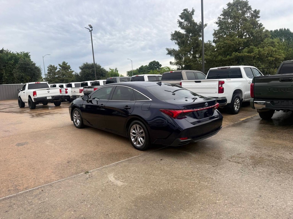 Toyota Avalon Hybrid Vehicle Full-screen Gallery Image 04