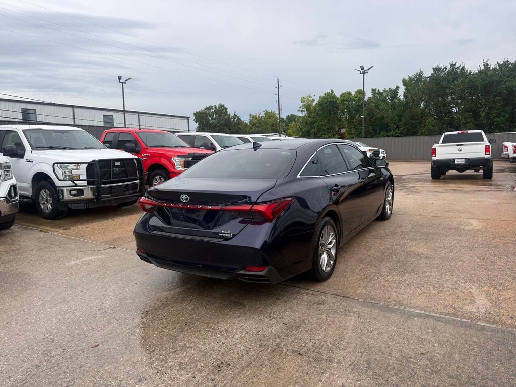Toyota Avalon Hybrid Vehicle Full-screen Gallery Image 05