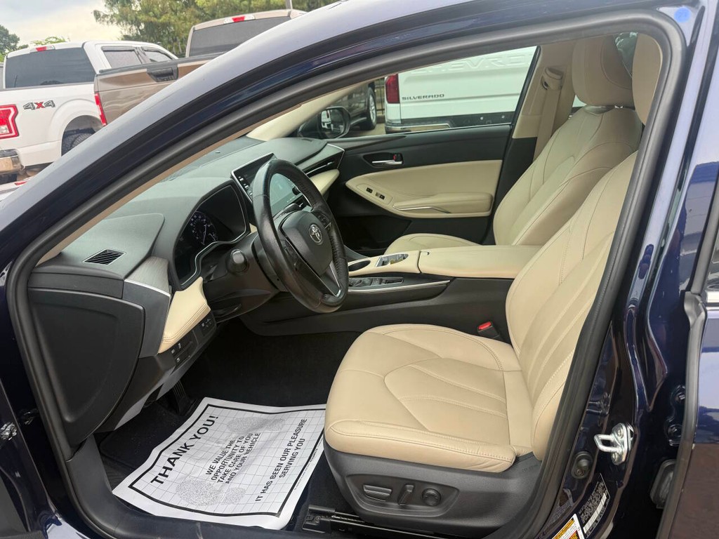 Toyota Avalon Hybrid Vehicle Full-screen Gallery Image 07