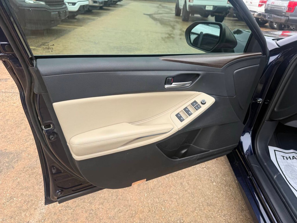 Toyota Avalon Hybrid Vehicle Full-screen Gallery Image 08