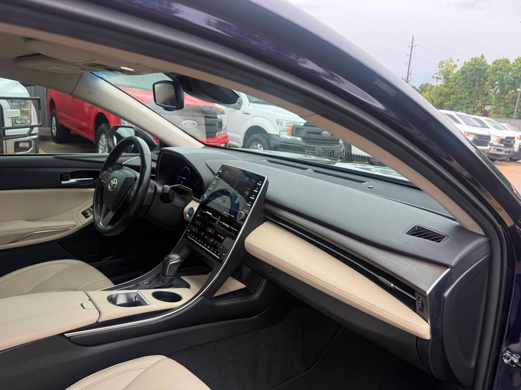 Toyota Avalon Hybrid Vehicle Full-screen Gallery Image 09