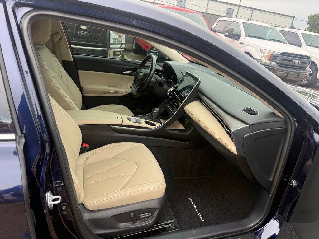 Toyota Avalon Hybrid Vehicle Full-screen Gallery Image 10