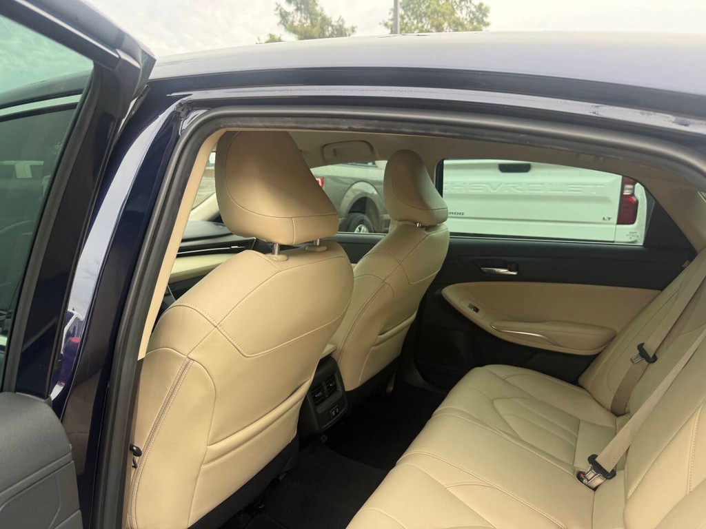 Toyota Avalon Hybrid Vehicle Full-screen Gallery Image 12