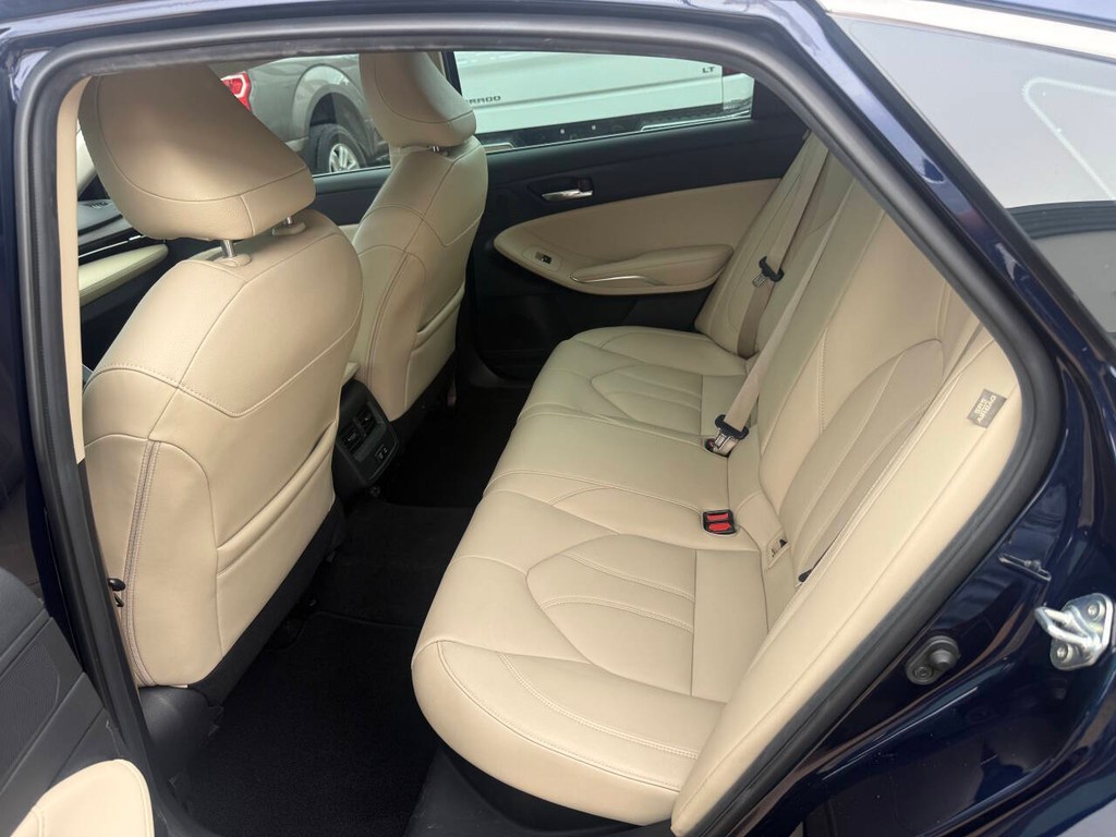 Toyota Avalon Hybrid Vehicle Full-screen Gallery Image 13