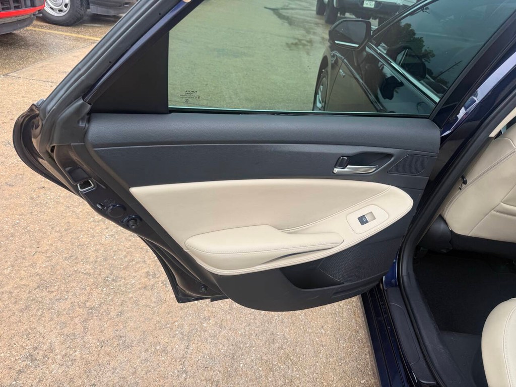 Toyota Avalon Hybrid Vehicle Full-screen Gallery Image 14