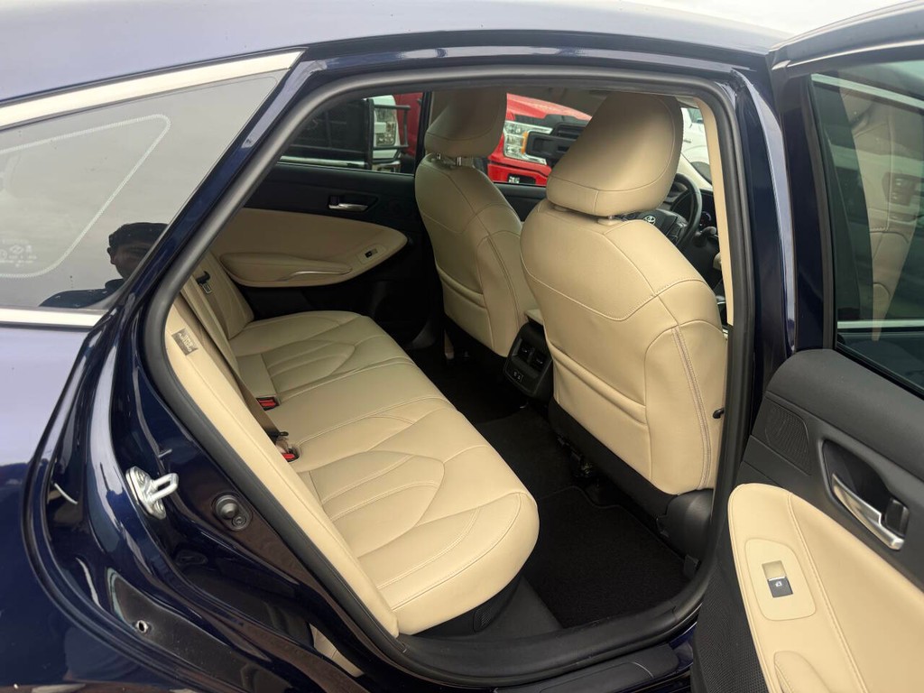 Toyota Avalon Hybrid Vehicle Full-screen Gallery Image 15
