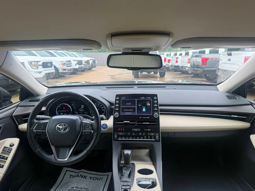 Toyota Avalon Hybrid Vehicle Full-screen Gallery Image 17