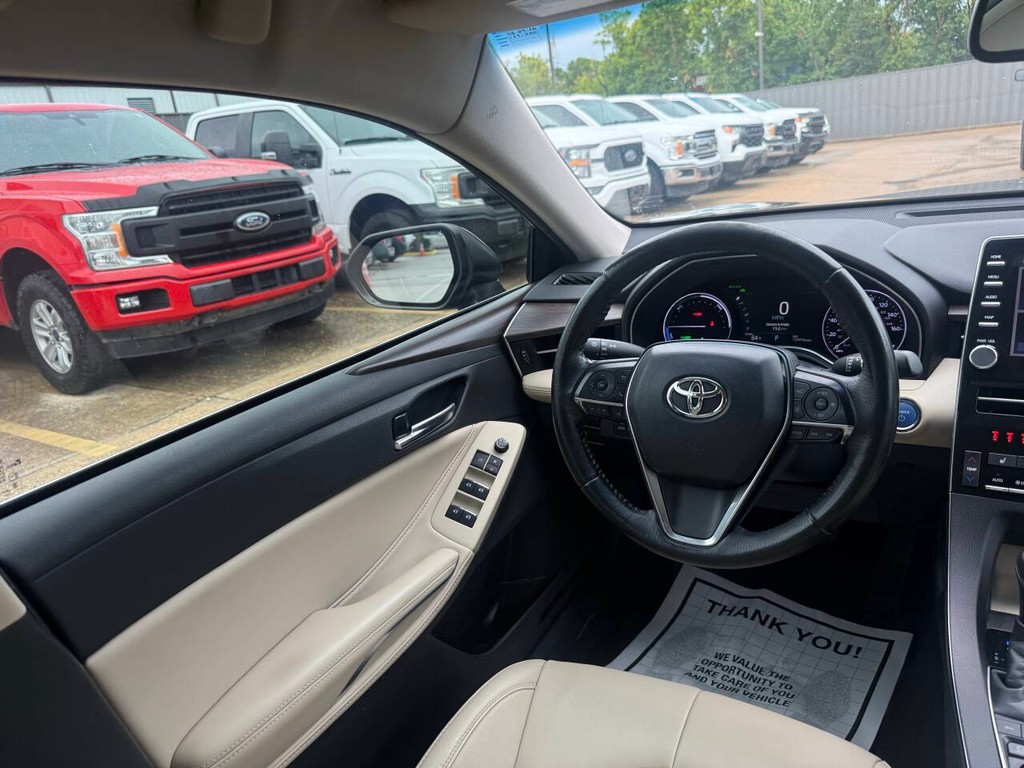 Toyota Avalon Hybrid Vehicle Full-screen Gallery Image 19