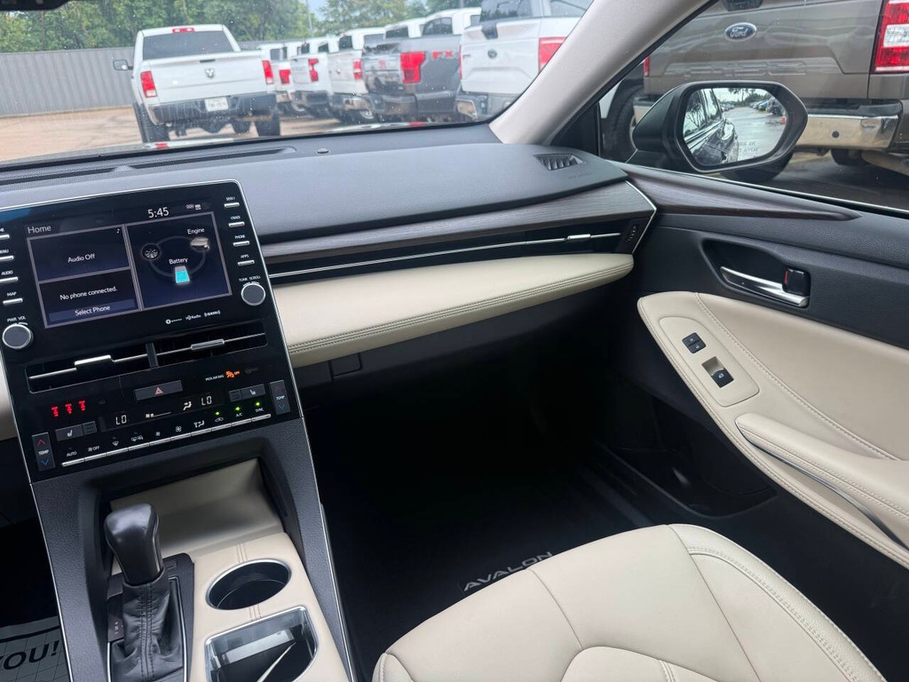 Toyota Avalon Hybrid Vehicle Full-screen Gallery Image 20